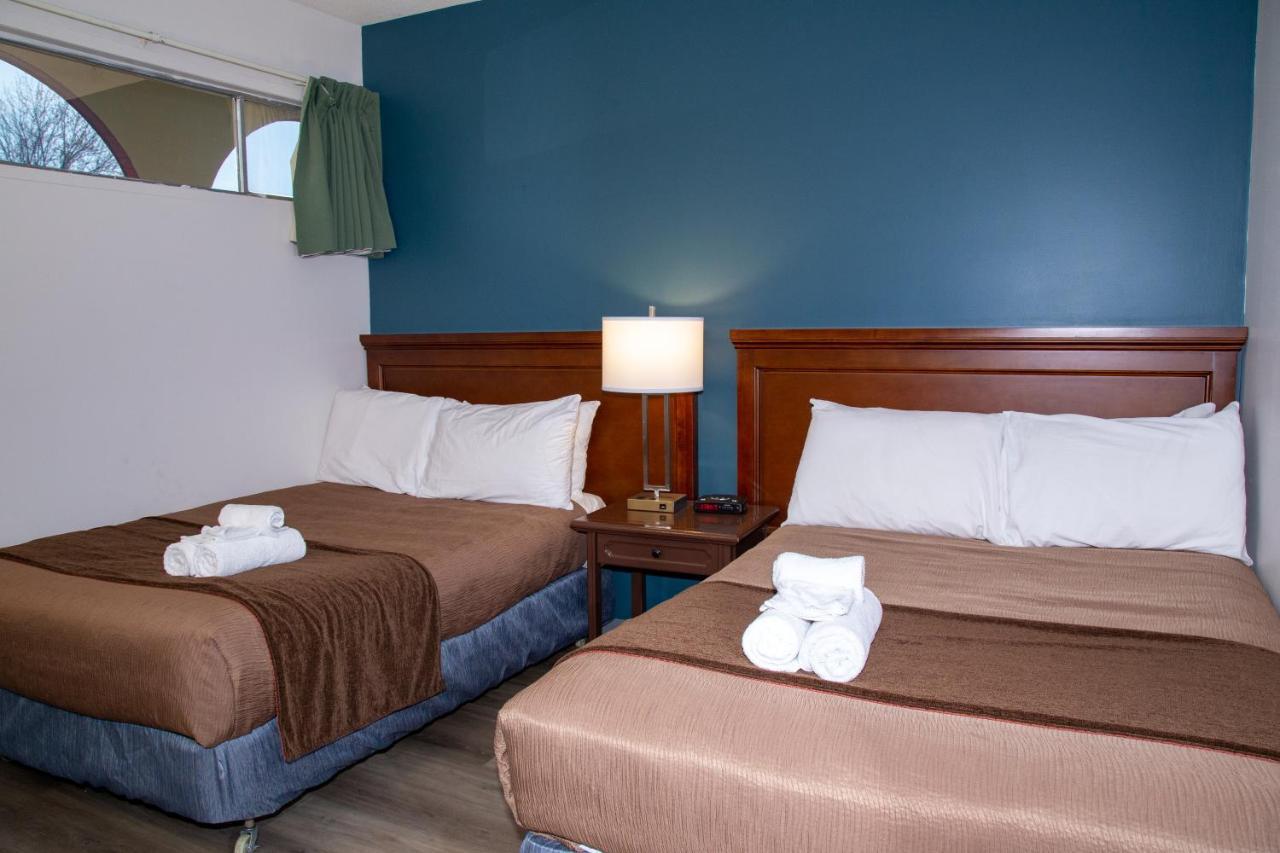 Spanish Villa Resort Пентиктон Экстерьер фото