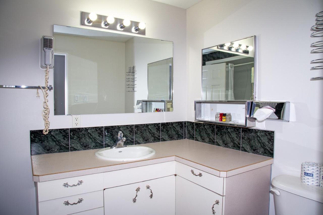 Spanish Villa Resort Пентиктон Экстерьер фото