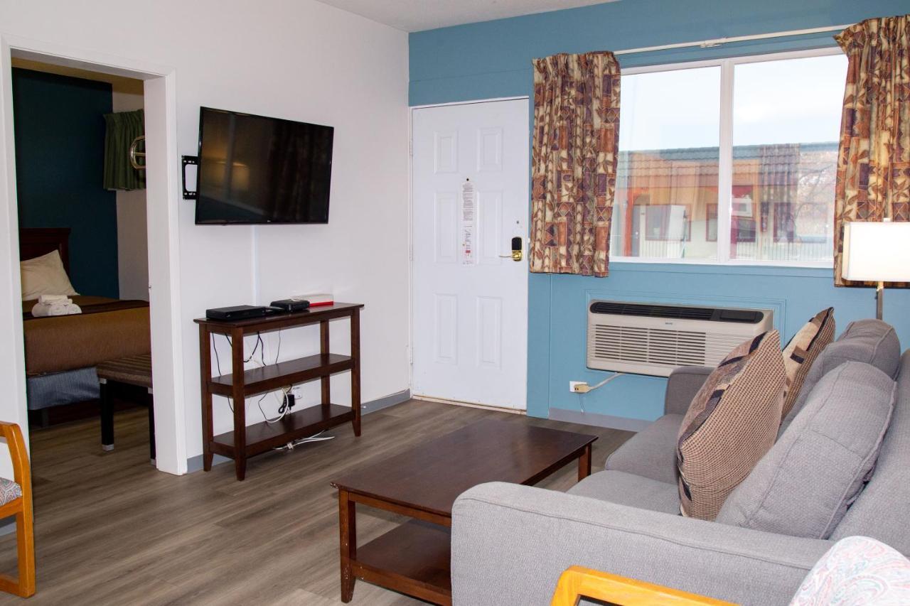 Spanish Villa Resort Пентиктон Экстерьер фото