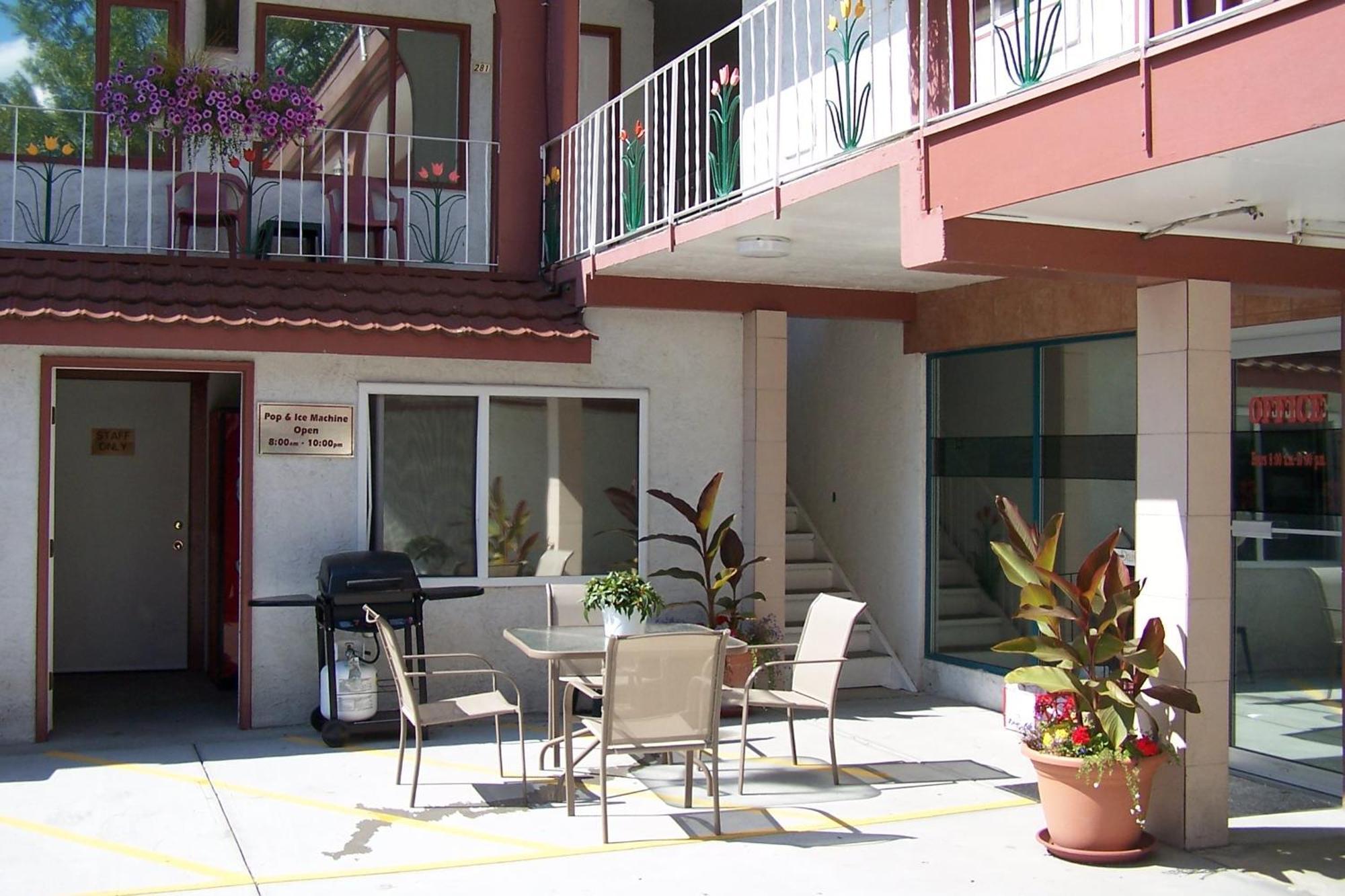 Spanish Villa Resort Пентиктон Экстерьер фото